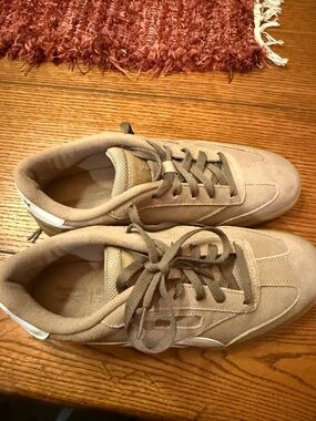 Reebok WomensSuede Sneakers in Tan